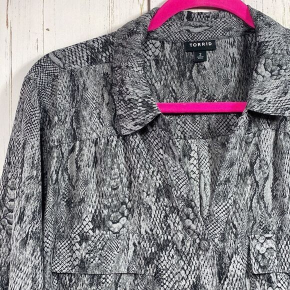 Torrid Plus Size Snakeskin Print Blouse Modern Chic Neutral Top Blouse - Picture 4 of 16